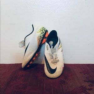 Soccer shoes
